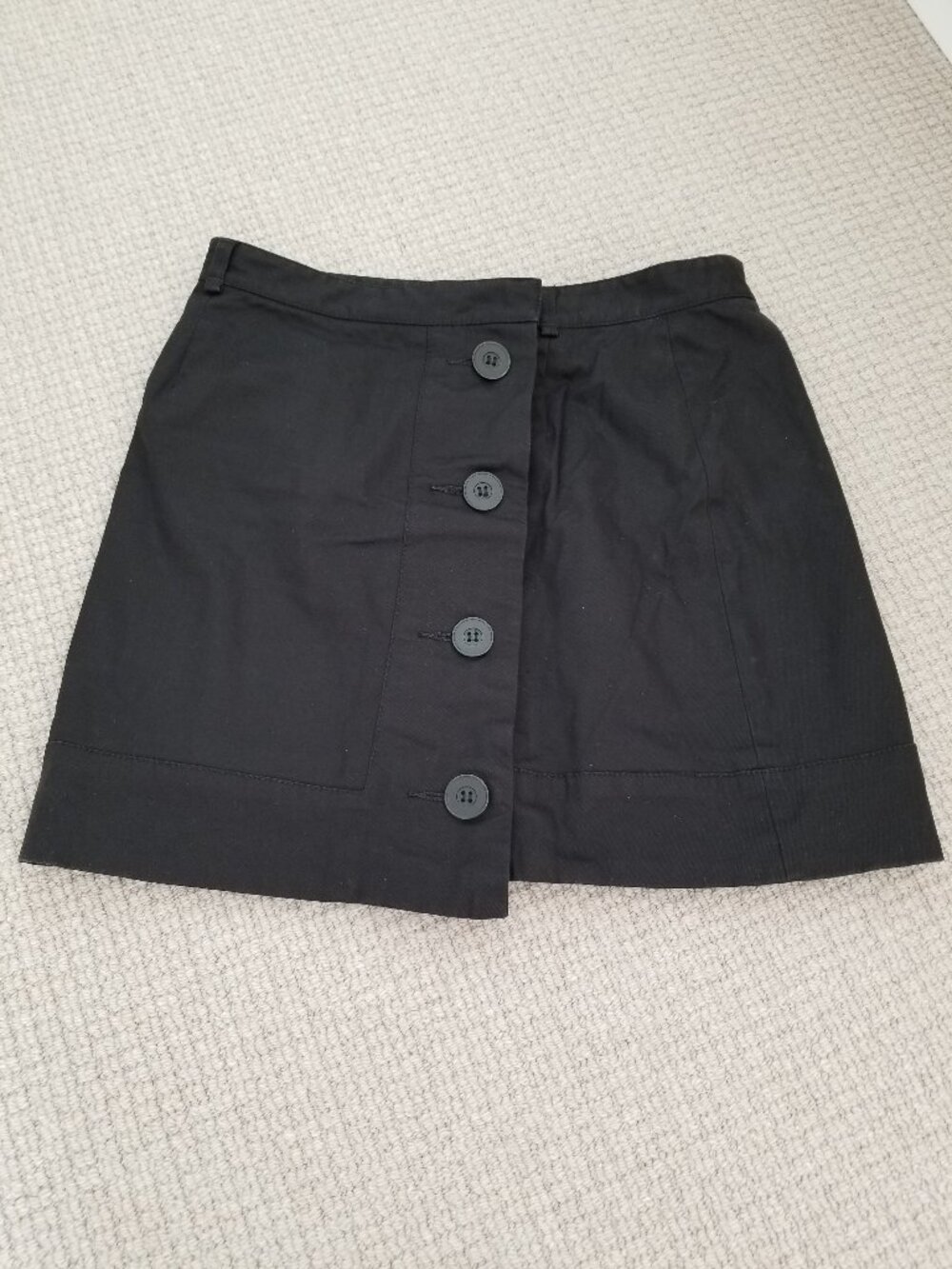 Club Monaco Classic Skirt • Size 4 • Versatile & Chic